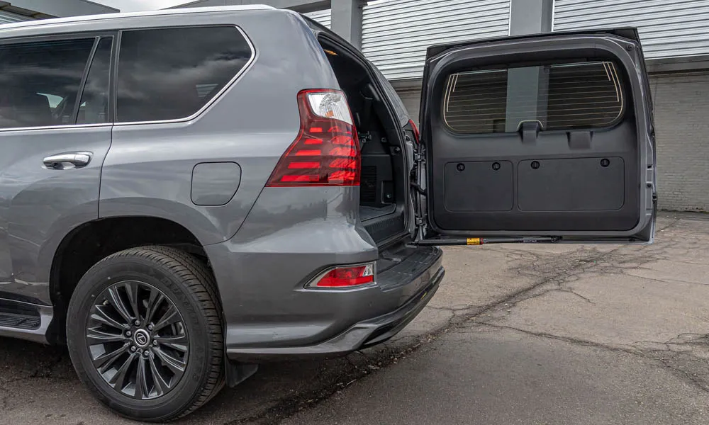 Фото Lexus GX 460 — багажник, фото 3. Форма проёма, ровный пол и организация пространства. Под полом обычно размещены органайзер, докатка или ремкомплект Lexus GX 460 — багажник, фото 3
