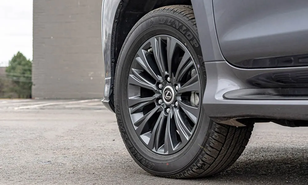 Фото Lexus GX 460 — колесо и диск. Дизайн спиц и профиль резины крупным планом. Рекомендованные размеры шин и давление — на табличке в проёме водительской двери Lexus GX 460 — колесо и диск