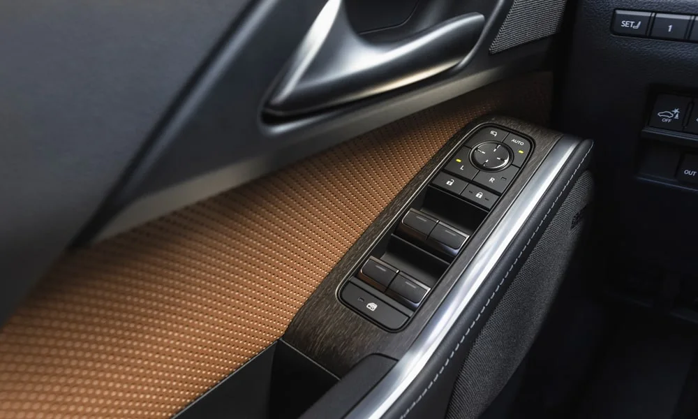Фото Lexus GX 550 (2024) — дверная карта. Дверная карта в коричневой отделке: подлокотник, динамик и блок стеклоподъёмников. Мягкая вставка в зоне локтя — то, что чувствуешь каждый день Lexus GX 550 (2024) — дверная карта