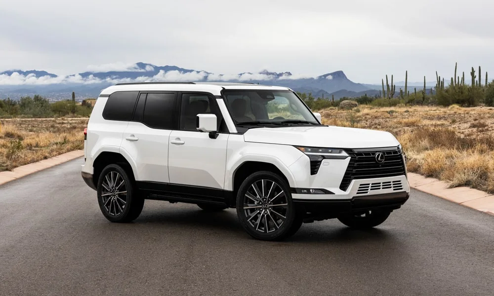 Фото Lexus GX 550 (2024) — вид спереди, фото 6. Анфас: пропорции капота, посадка кузова и графика ходовых огней. Рисунок ходовых огней — подпись модели, по нему её узнают в потоке Lexus GX 550 (2024) — вид спереди, фото 6