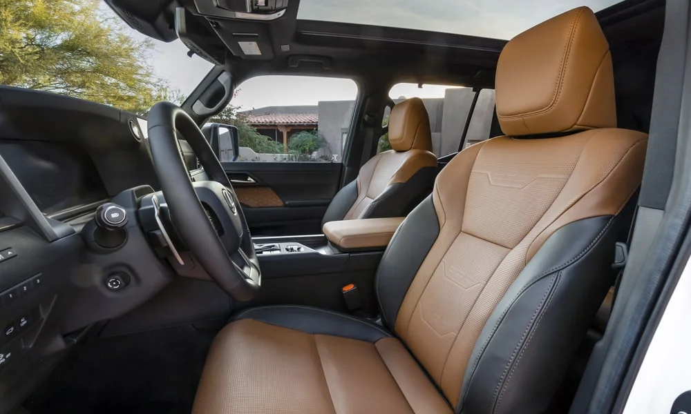 Фото Lexus GX 550 (2024) — передние сиденья. Передние кресла в гладкой коже. Выраженная боковая поддержка держит в поворотах Lexus GX 550 (2024) — передние сиденья