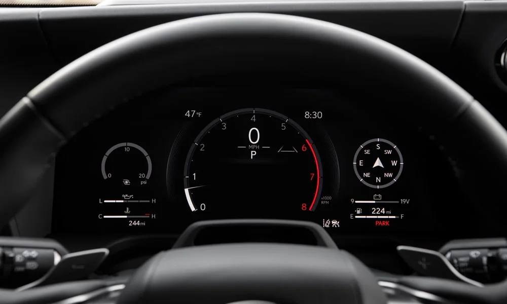 Фото Lexus GX 550 (2024) — приборная панель. Скорость, запас хода и подсказки ассистентов перед глазами. Компоновка приборов настраивается в меню у большинства версий Lexus GX 550 (2024) — приборная панель