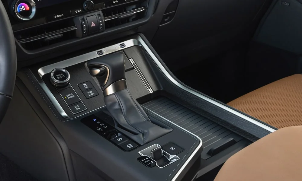 Фото Lexus GX 550 (2024) — селектор коробки передач. Управление коробкой: компактный селектор освобождает место на тоннеле Lexus GX 550 (2024) — селектор коробки передач