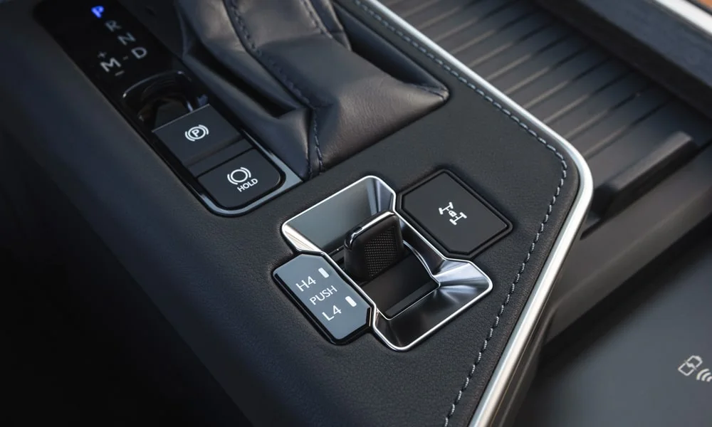 Фото Lexus GX 550 (2024) — селектор коробки передач, фото 2. Селектор трансмиссии на центральной консоли. Автохолд удерживает машину на светофоре без ноги на тормозе Lexus GX 550 (2024) — селектор коробки передач, фото 2