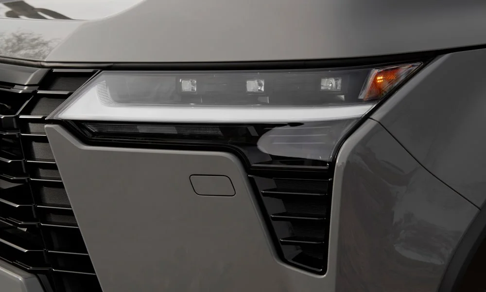 Фото Lexus GX 550 (2024) — решётка радиатора, фото 2. Рисунок решётки: сетка, ламели или глухая панель у электроверсий. Активные жалюзи за решёткой закрываются на трассе ради аэродинамики — есть у ряда моделей Lexus GX 550 (2024) — решётка радиатора, фото 2