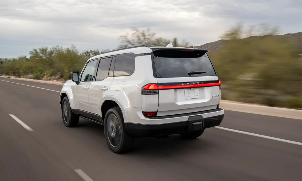 Фото Lexus GX 550 (2024) — вид сзади, фото 8. Белый кузов сзади — фонари и бампер определяют ночной образ модели Lexus GX 550 (2024) — вид сзади, фото 8