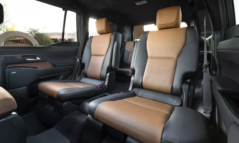 Фото Lexus GX 550 (2024) — задние сиденья. Второй ряд: профиль дивана, подголовники и обивка из гладкой коже. Спинки складываются под длинные грузы у большинства версий Lexus GX 550 (2024) — задние сиденья