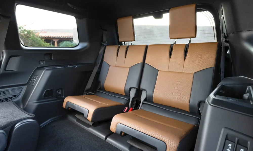 Фото Lexus GX 550 (2024) — задние сиденья, фото 2. Посадка второго ряда: подголовники и подлокотник Lexus GX 550 (2024) — задние сиденья, фото 2