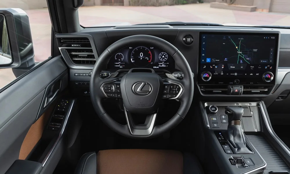 Фото Lexus GX 550 (2024) — руль. Обшивка обода и компоновка спиц крупным планом Lexus GX 550 (2024) — руль