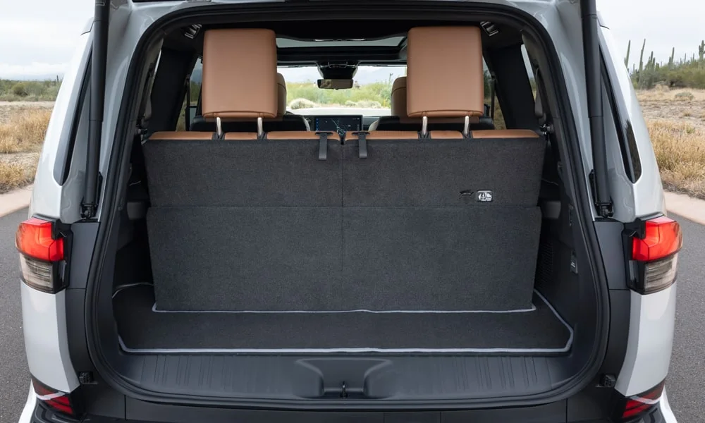 Фото Lexus GX 550 (2024) — багажник. Грузовой отсек с открытой дверью: погрузочная высота и ширина проёма Lexus GX 550 (2024) — багажник