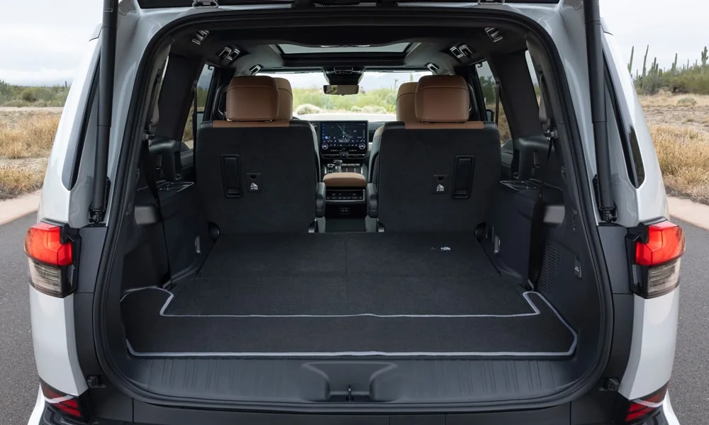 Фото Lexus GX 550 (2024) — багажник, фото 2. Форма проёма, ровный пол и организация пространства Lexus GX 550 (2024) — багажник, фото 2
