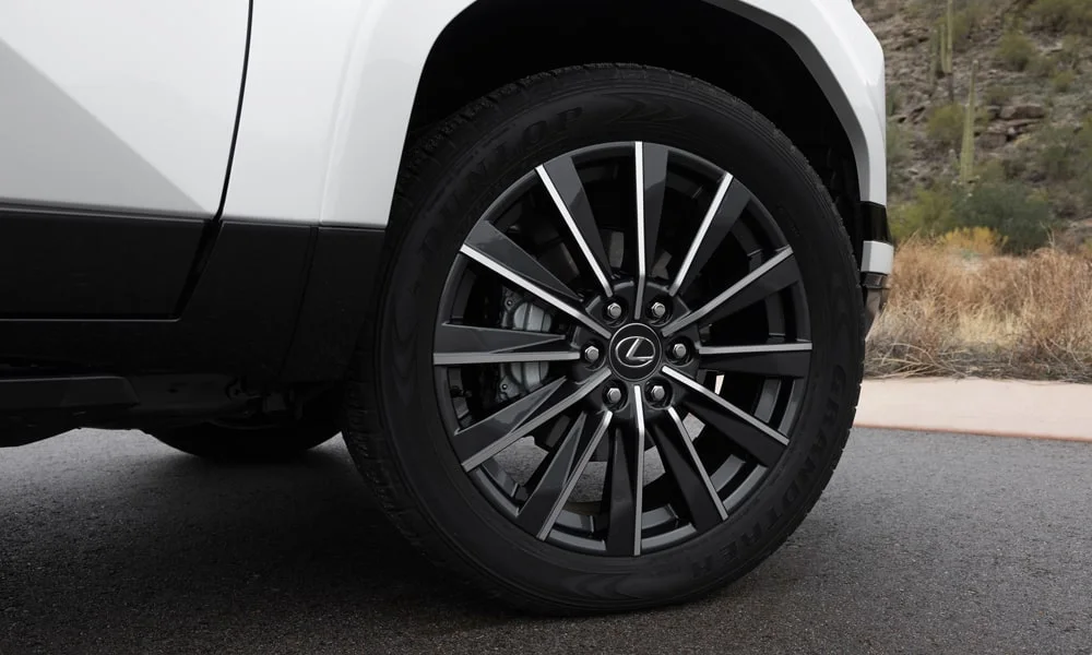 Фото Lexus GX 550 (2024) — колесо и диск. Дизайн спиц и профиль резины крупным планом. Рекомендованные размеры шин и давление — на табличке в проёме водительской двери Lexus GX 550 (2024) — колесо и диск