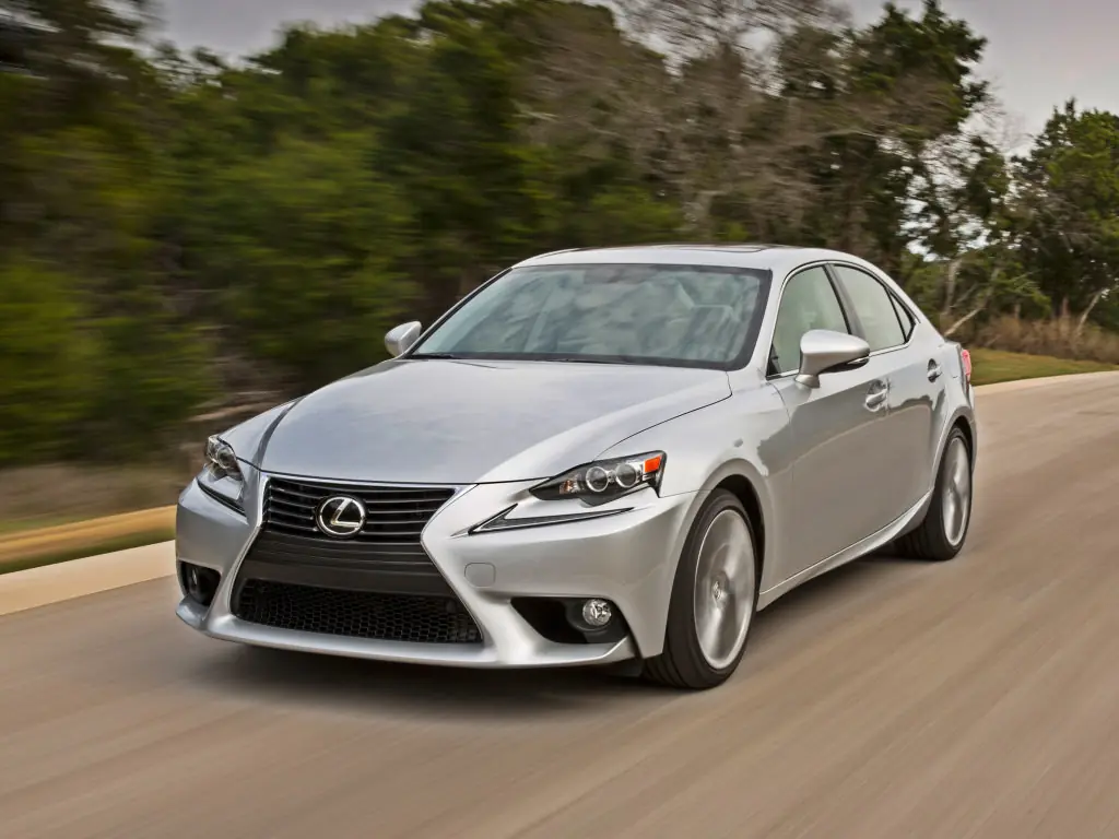 Lexus IS 250 2010-2013: вид спереди. Lexus IS 250 2010-2013 — вид спереди