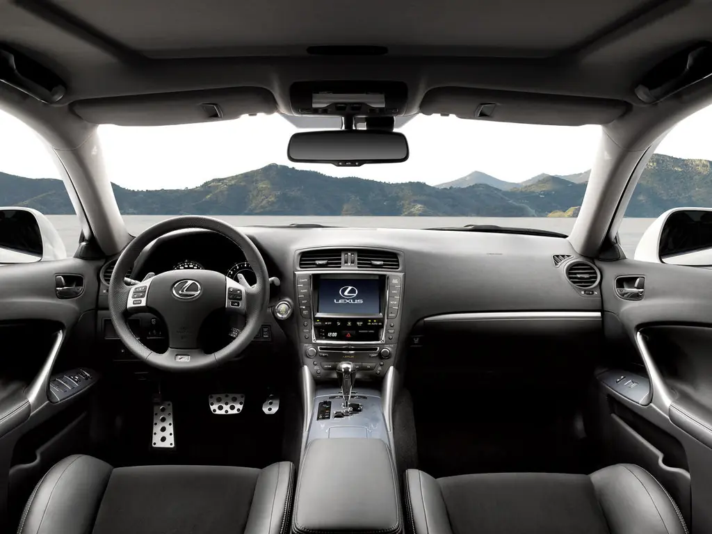 Lexus IS 250 2010-2013: салон. Lexus IS 250 2010-2013 — салон