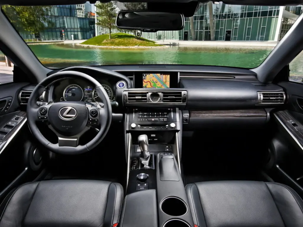 Lexus IS 300h 2013-2020: передняя панель. Lexus IS 300h 2013-2020 — передняя панель
