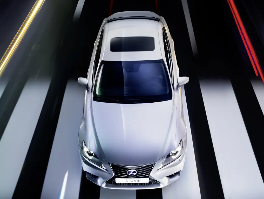 Lexus IS 300h 2013-2020: вид спереди. Lexus IS 300h 2013-2020 — вид спереди