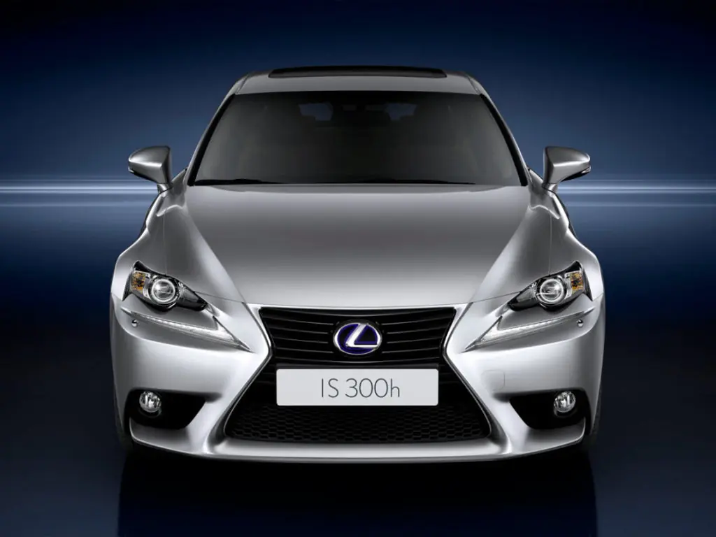 Lexus IS 300h 2013-2020: вид спереди. Lexus IS 300h 2013-2020 — вид спереди