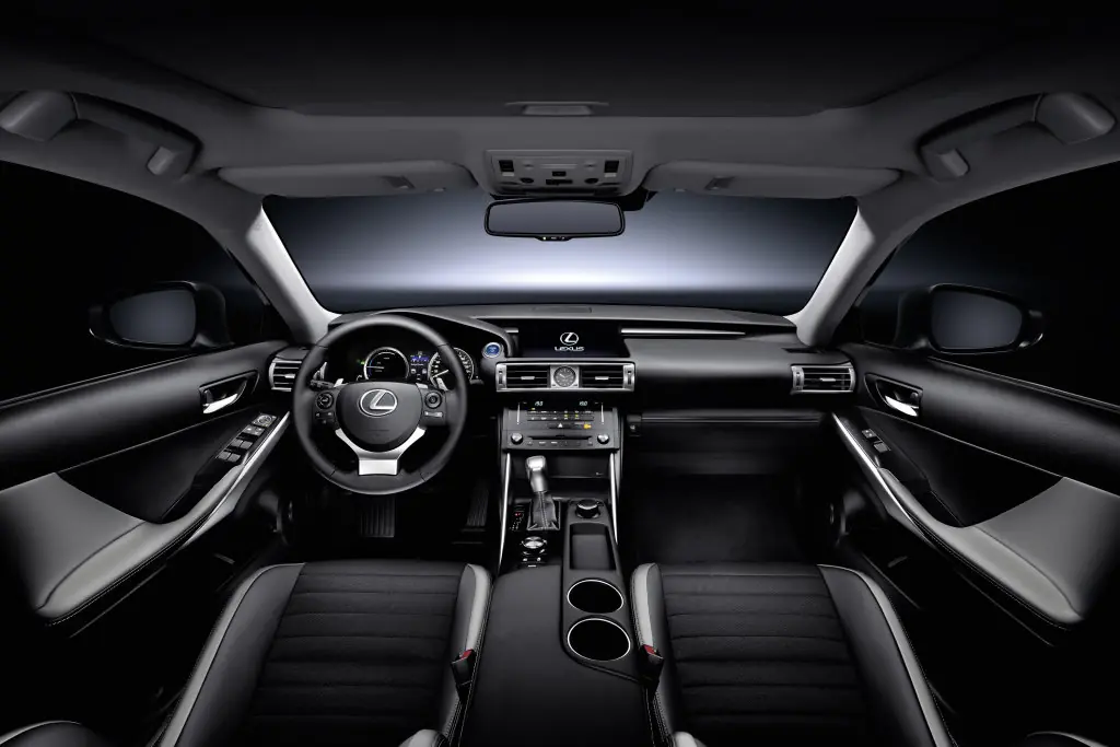 Lexus IS 300h 2013-2020: салон. Lexus IS 300h 2013-2020 — салон