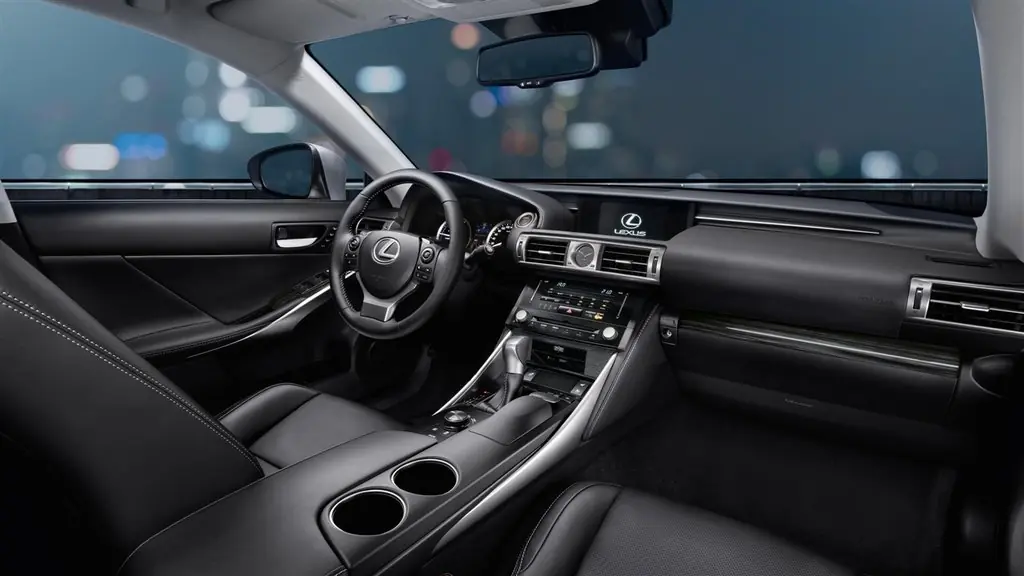 Lexus IS 300h 2013-2020: салон. Lexus IS 300h 2013-2020 — салон