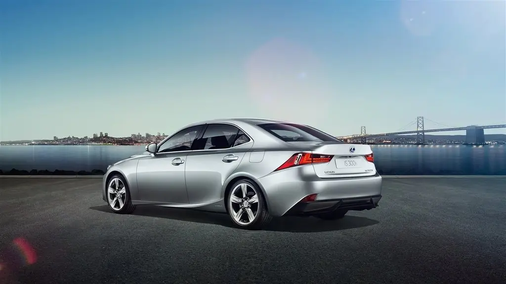 Lexus IS 300h 2013-2020: вид сзади. Lexus IS 300h 2013-2020 — вид сзади