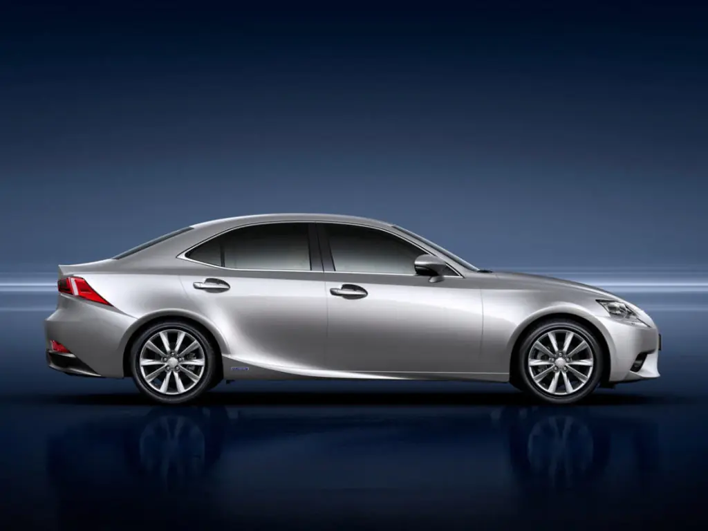 Lexus IS 300h 2013-2020: вид сзади. Lexus IS 300h 2013-2020 — вид сзади