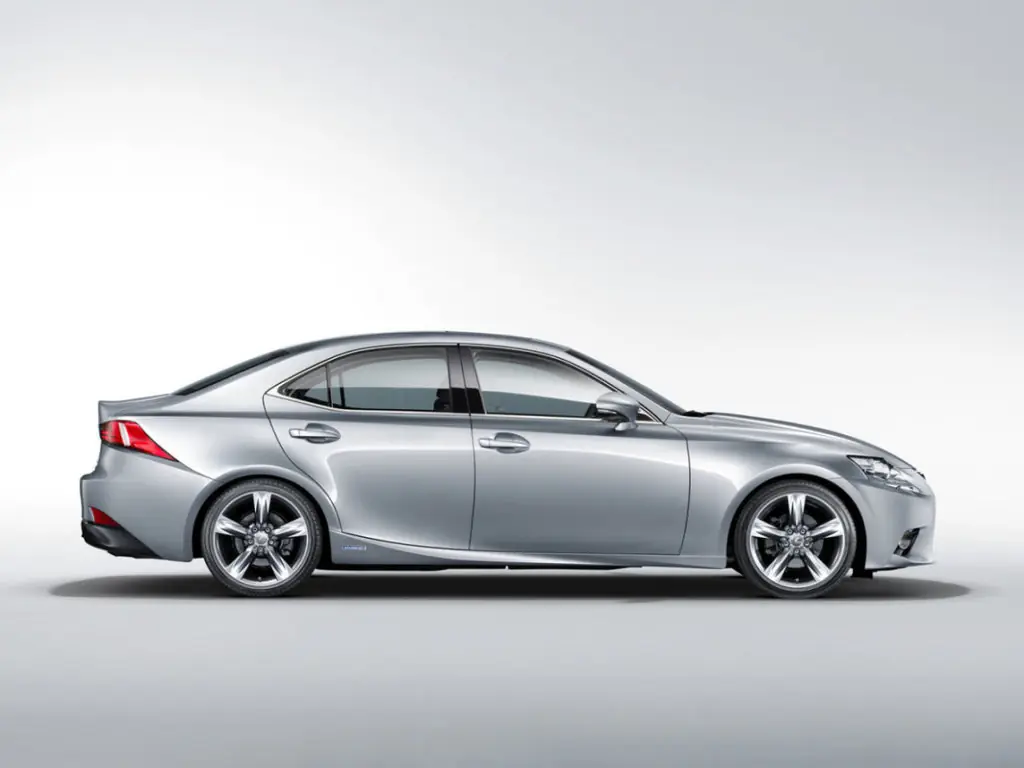 Lexus IS 300h 2013-2020: вид сбоку. Lexus IS 300h 2013-2020 — вид сбоку