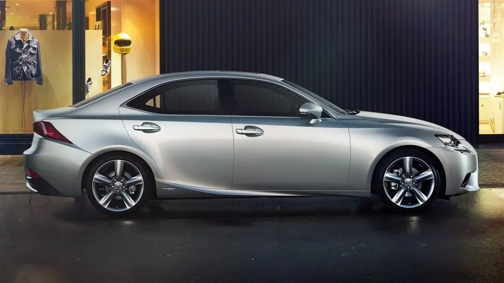Lexus IS 300h 2013-2020: вид сбоку. Lexus IS 300h 2013-2020 — вид сбоку