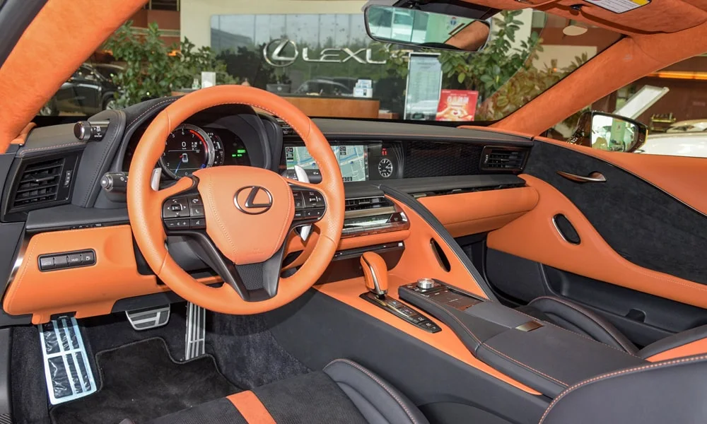 Фото Lexus LC 500 — передняя панель. Компоновка экранов, дефлекторов и консоли Lexus LC 500 — передняя панель