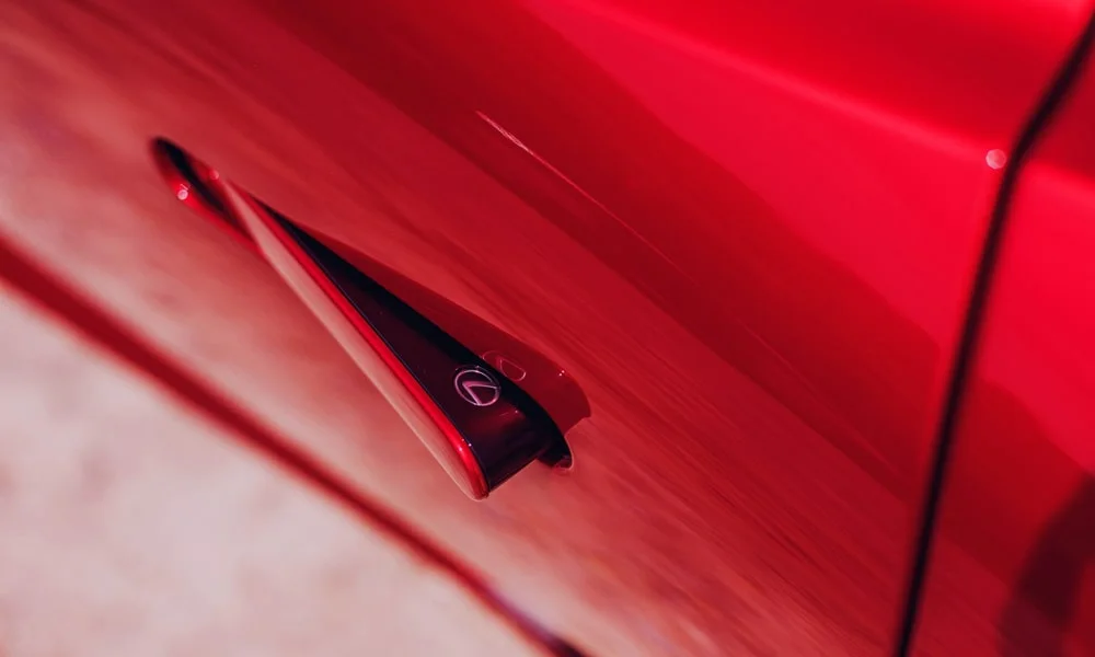Фото Lexus LC 500 — дверная ручка. Зона ручки крупным планом: подгонка панелей и кромок Lexus LC 500 — дверная ручка