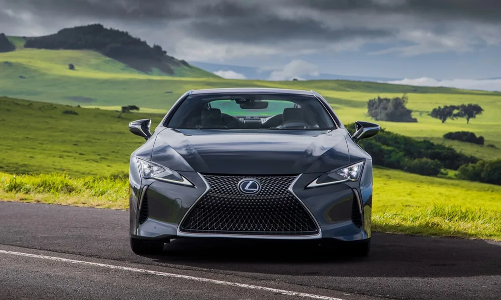 Фото Lexus LC 500 — вид спереди, фото 7. Передок в сером исполнении — крупная светотехника и выразительный бампер. Дневные ходовые огни включаются автоматически с запуском Lexus LC 500 — вид спереди, фото 7