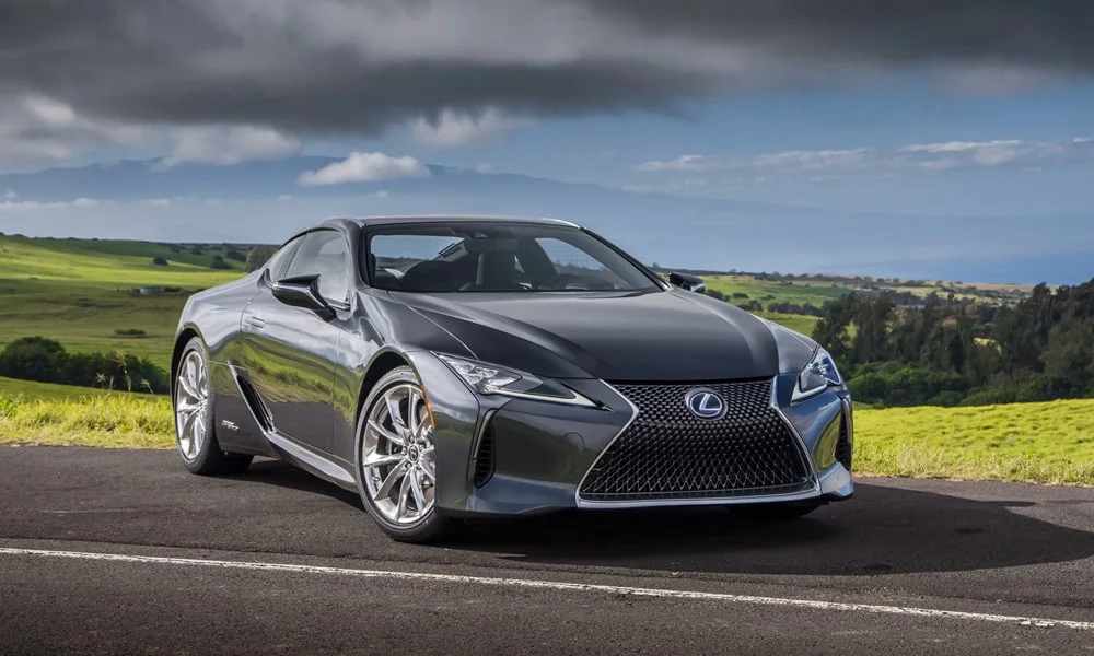 Фото Lexus LC 500 — вид спереди, фото 8. Серый кузов, строгая симметрия оптики — базовый ракурс знакомства с дизайном Lexus LC 500 — вид спереди, фото 8