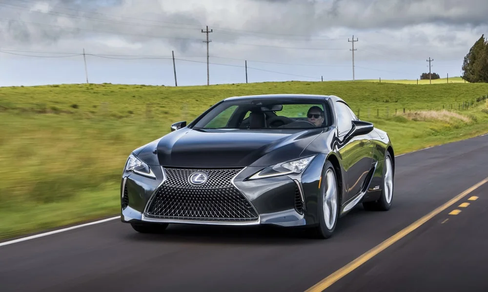 Фото Lexus LC 500 — вид спереди, фото 10. Анфас: пропорции капота, посадка кузова и графика ходовых огней. Рисунок ходовых огней — подпись модели, по нему её узнают в потоке Lexus LC 500 — вид спереди, фото 10