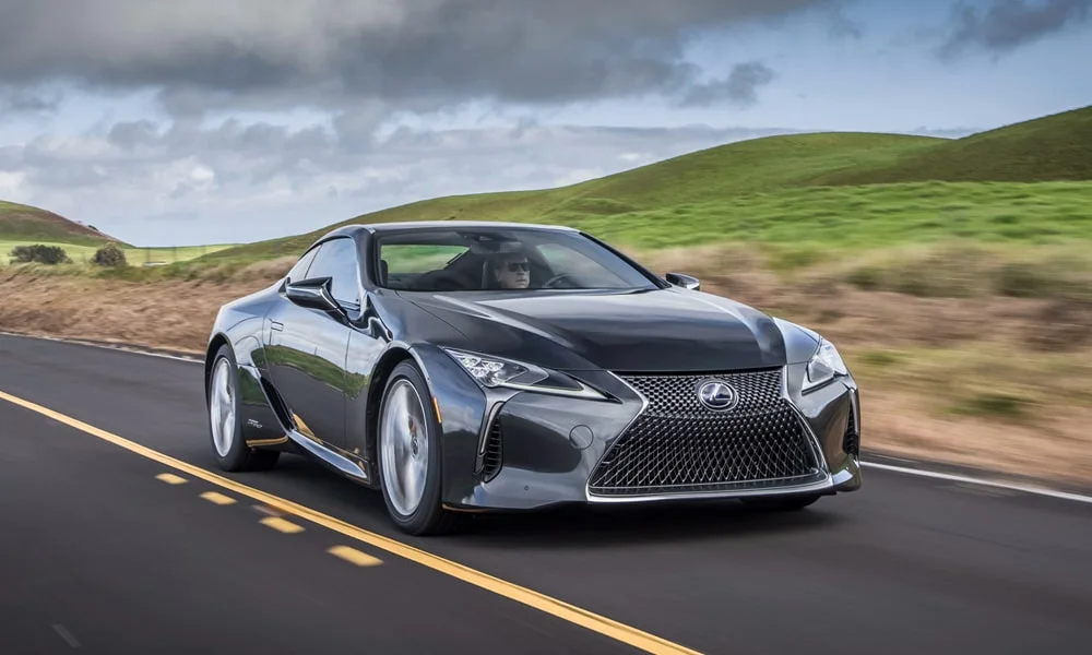 Фото Lexus LC 500 — вид спереди, фото 11. Оптика, решётка и бампер — первое впечатление о модели. Рисунок ходовых огней — подпись модели, по нему её узнают в потоке Lexus LC 500 — вид спереди, фото 11