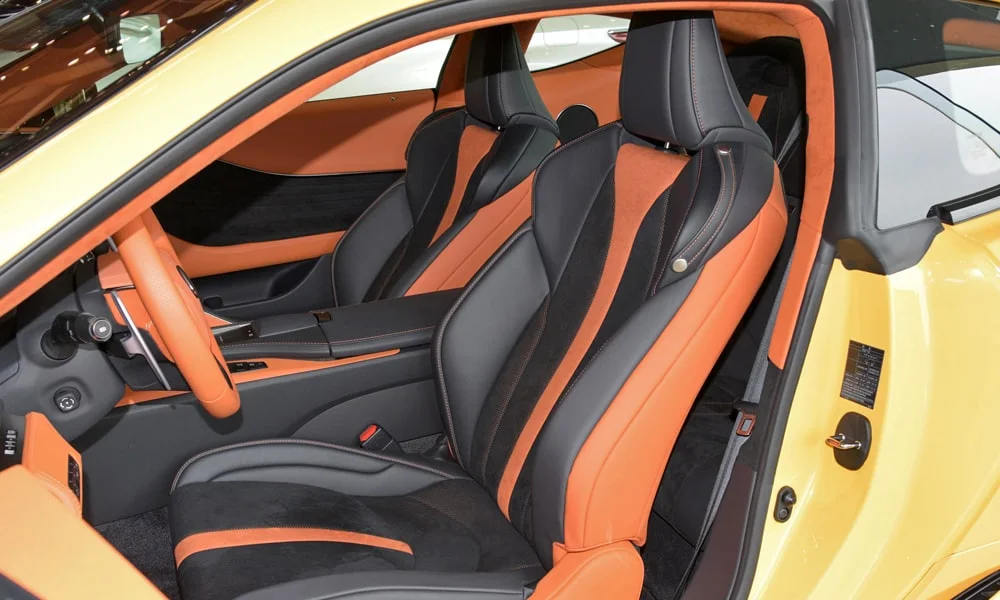 Фото Lexus LC 500 — передние сиденья. Профиль кресел: боковая поддержка и подголовники. Выраженная боковая поддержка держит в поворотах Lexus LC 500 — передние сиденья