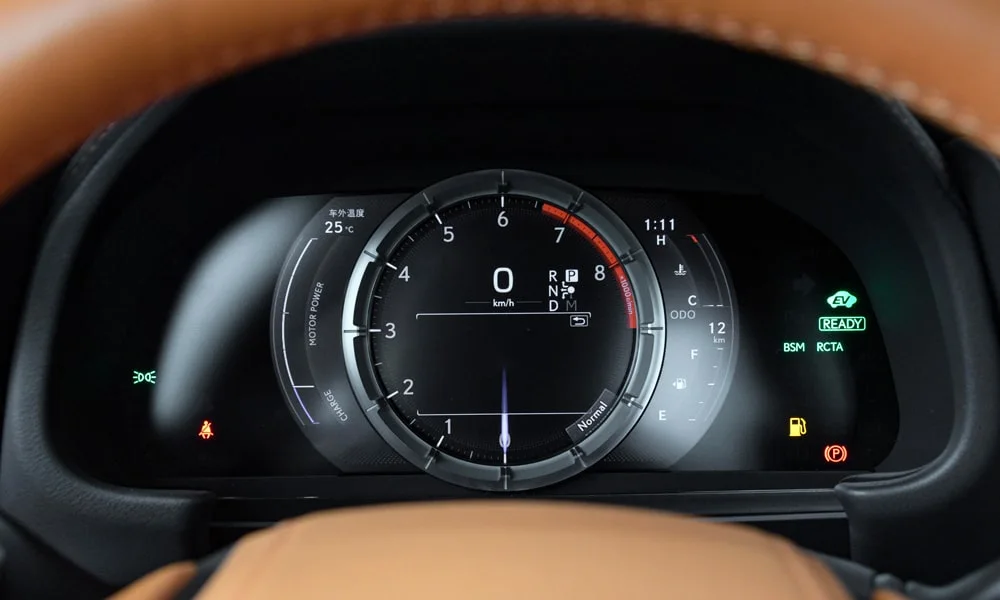 Фото Lexus LC 500 — приборная панель. Экран приборов за рулём — вся ходовая информация перед глазами. Компоновка приборов настраивается в меню у большинства версий Lexus LC 500 — приборная панель