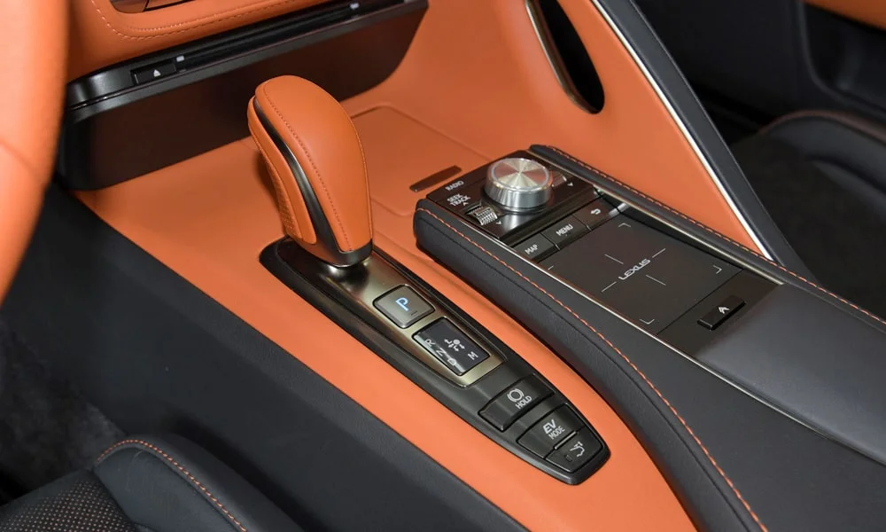 Фото Lexus LC 500 — селектор коробки передач. Селектор трансмиссии на центральной консоли. Автохолд удерживает машину на светофоре без ноги на тормозе Lexus LC 500 — селектор коробки передач