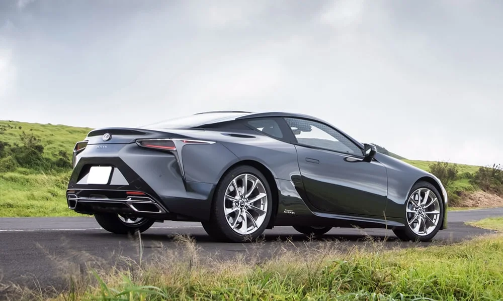 Фото Lexus LC 500 — вид сзади, фото 5. Корма в сером цвете: графика фонарей и пластика пятой двери. Светодиодная полоса или раздельные секции — задняя оптика стала главным украшением кормы Lexus LC 500 — вид сзади, фото 5