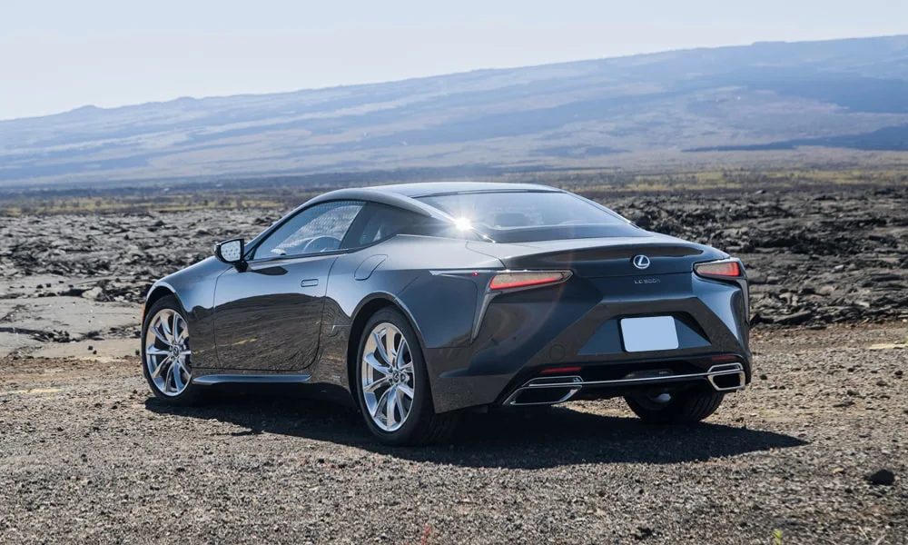 Фото Lexus LC 500 — вид сзади, фото 6. Графика фонарей, бампер и оформление пятой двери Lexus LC 500 — вид сзади, фото 6