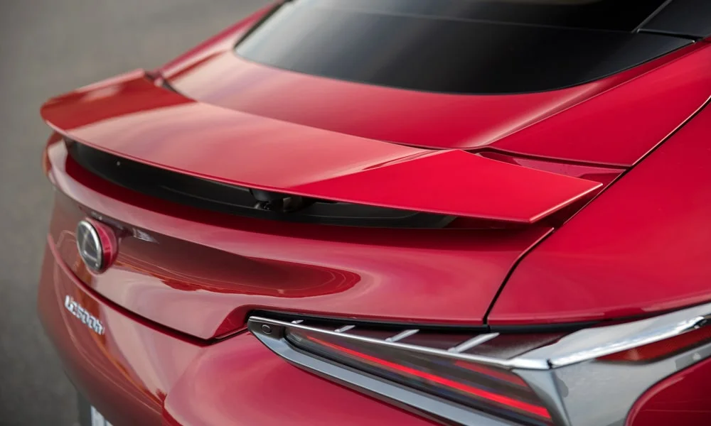 Фото Lexus LC 500 — крыша, фото 2. Линия крыши и панорамное остекление с высоты. Панорамное стекло зрительно увеличивает салон; шторка спасает в жару Lexus LC 500 — крыша, фото 2