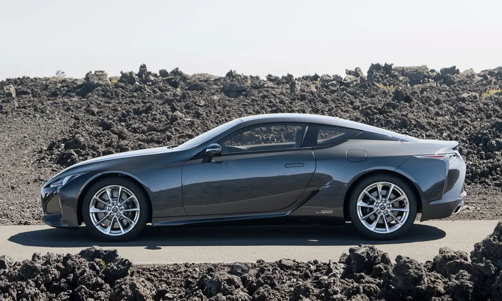 Фото Lexus LC 500 — вид сбоку, фото 2. Профиль кузова: колёсная база, свесы и линия остекления Lexus LC 500 — вид сбоку, фото 2
