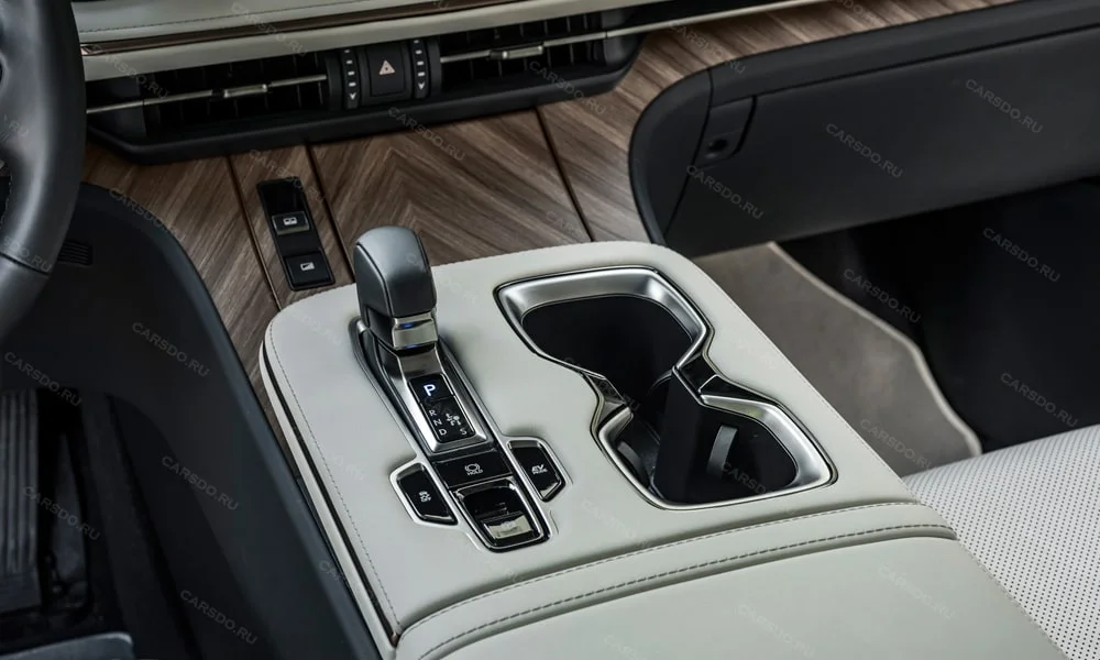 Фото Lexus LM 350 (2024) — селектор коробки передач. Управление коробкой: компактный селектор освобождает место на тоннеле. Автохолд удерживает машину на светофоре без ноги на тормозе Lexus LM 350 (2024) — селектор коробки передач