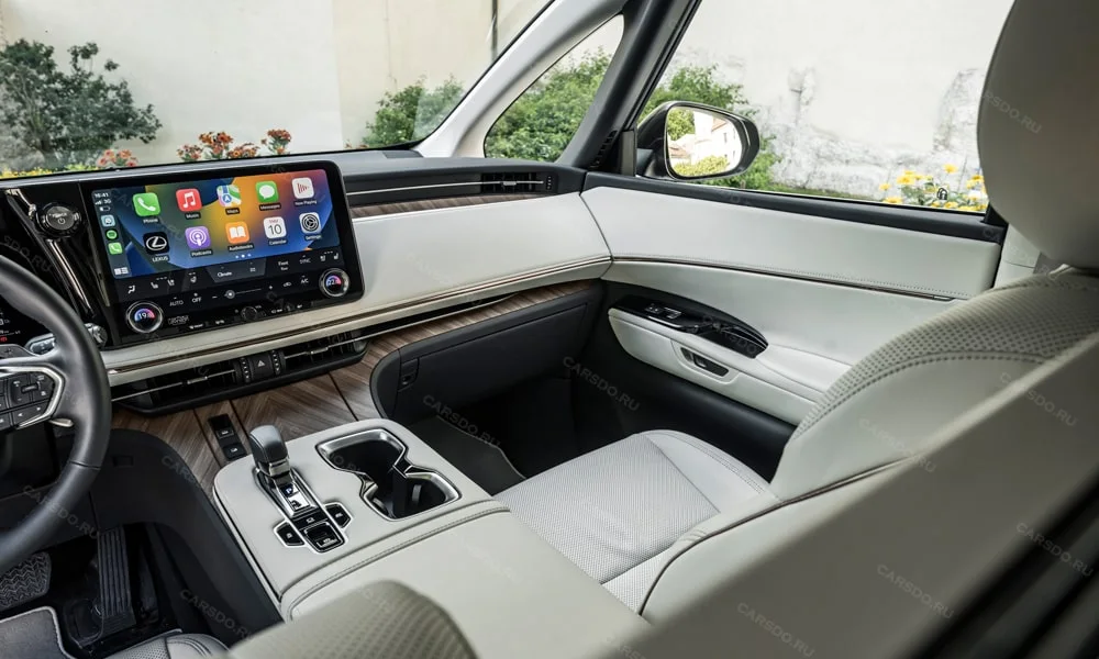 Фото Lexus LM 350 (2024) — экран мультимедиа. Вертикальный экран мультимедиа — карты и списки помещаются целиком. Быстрота отклика интерфейса важнее диагонали — оцените её на тест-драйве Lexus LM 350 (2024) — экран мультимедиа