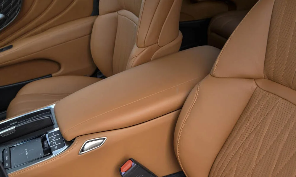 Фото Lexus LS 350 — центральный подлокотник. Подлокотник консоли: зона отдыха правой руки и крышка бокса. Внутри — бокс для мелочей; у ряда версий с охлаждением и USB Lexus LS 350 — центральный подлокотник