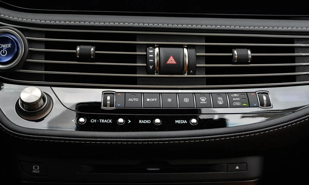 Фото Lexus LS 350 — блок климат-контроля. Физические клавиши температуры и обдува. Раздельные зоны позволяют водителю и пассажиру выбрать свою температуру Lexus LS 350 — блок климат-контроля