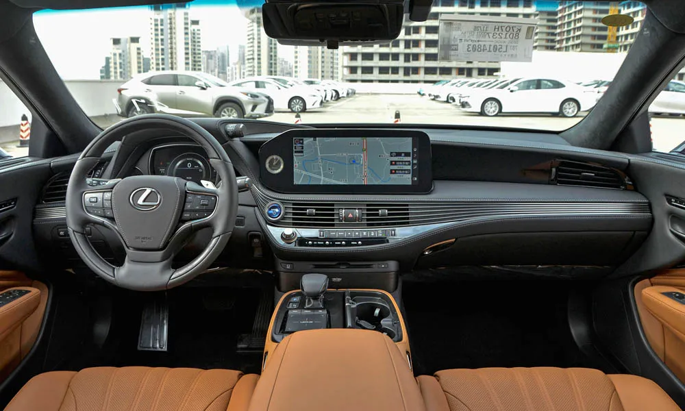 Фото Lexus LS 350 — передняя панель. Компоновка экранов, дефлекторов и консоли. Мягкие материалы верхнего яруса и вставки задают уровень интерьера Lexus LS 350 — передняя панель