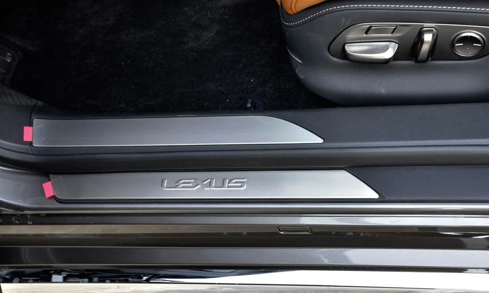Фото Lexus LS 350 — дверная карта. Подлокотник, динамик и блок стеклоподъёмников Lexus LS 350 — дверная карта