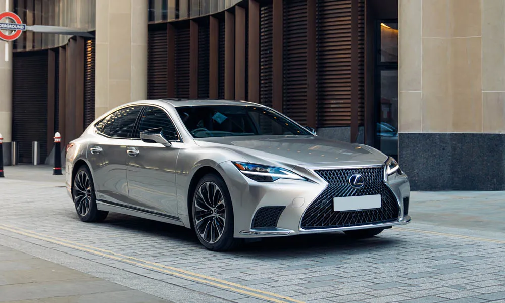 Фото Lexus LS 350 — вид спереди, фото 3. Серебристый кузов, строгая симметрия оптики — базовый ракурс знакомства с дизайном. Дневные ходовые огни включаются автоматически с запуском Lexus LS 350 — вид спереди, фото 3