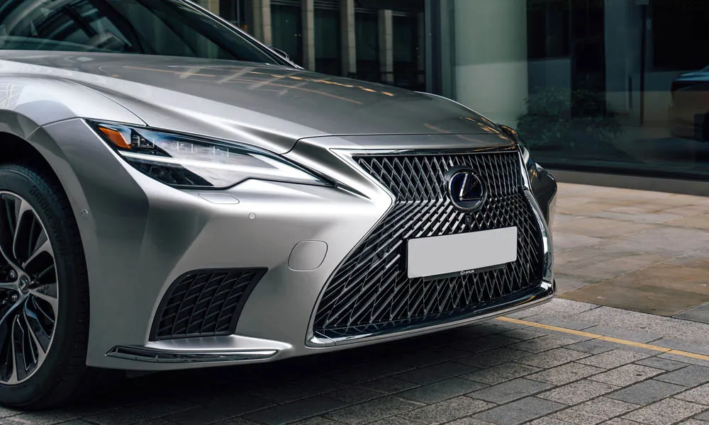 Фото Lexus LS 350 — вид спереди, фото 4. Оптика, решётка и бампер — первое впечатление о модели. Рисунок ходовых огней — подпись модели, по нему её узнают в потоке Lexus LS 350 — вид спереди, фото 4