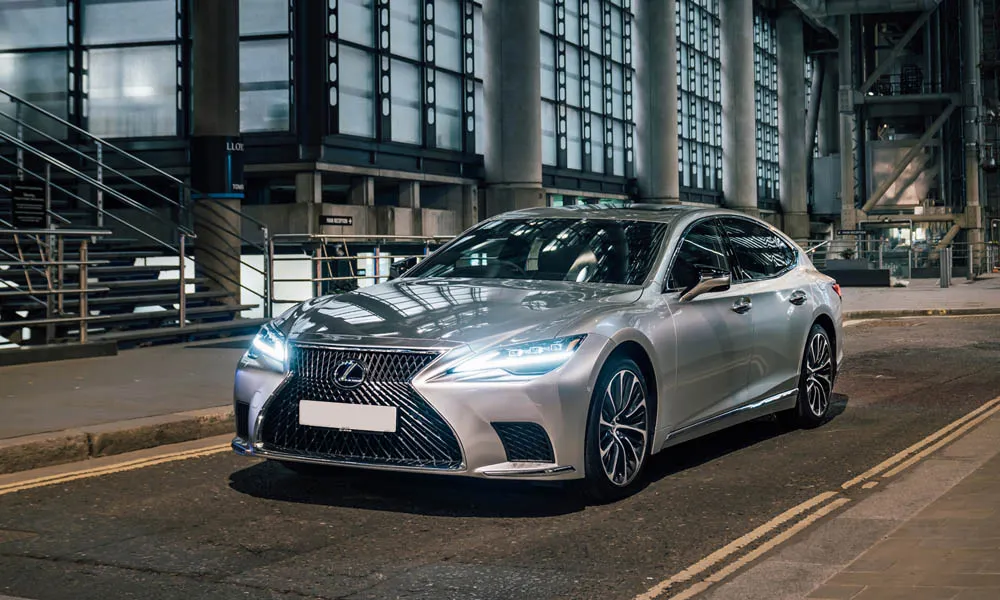 Фото Lexus LS 350 — вид спереди, фото 7. Кузов в серебристом цвете: рисунок оптики и решётки задаёт узнаваемое «лицо» модели Lexus LS 350 — вид спереди, фото 7