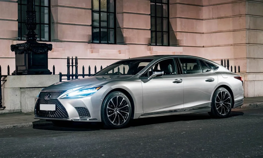 Фото Lexus LS 350 — вид спереди, фото 8. Оптика, решётка и бампер — первое впечатление о модели. Рисунок ходовых огней — подпись модели, по нему её узнают в потоке Lexus LS 350 — вид спереди, фото 8
